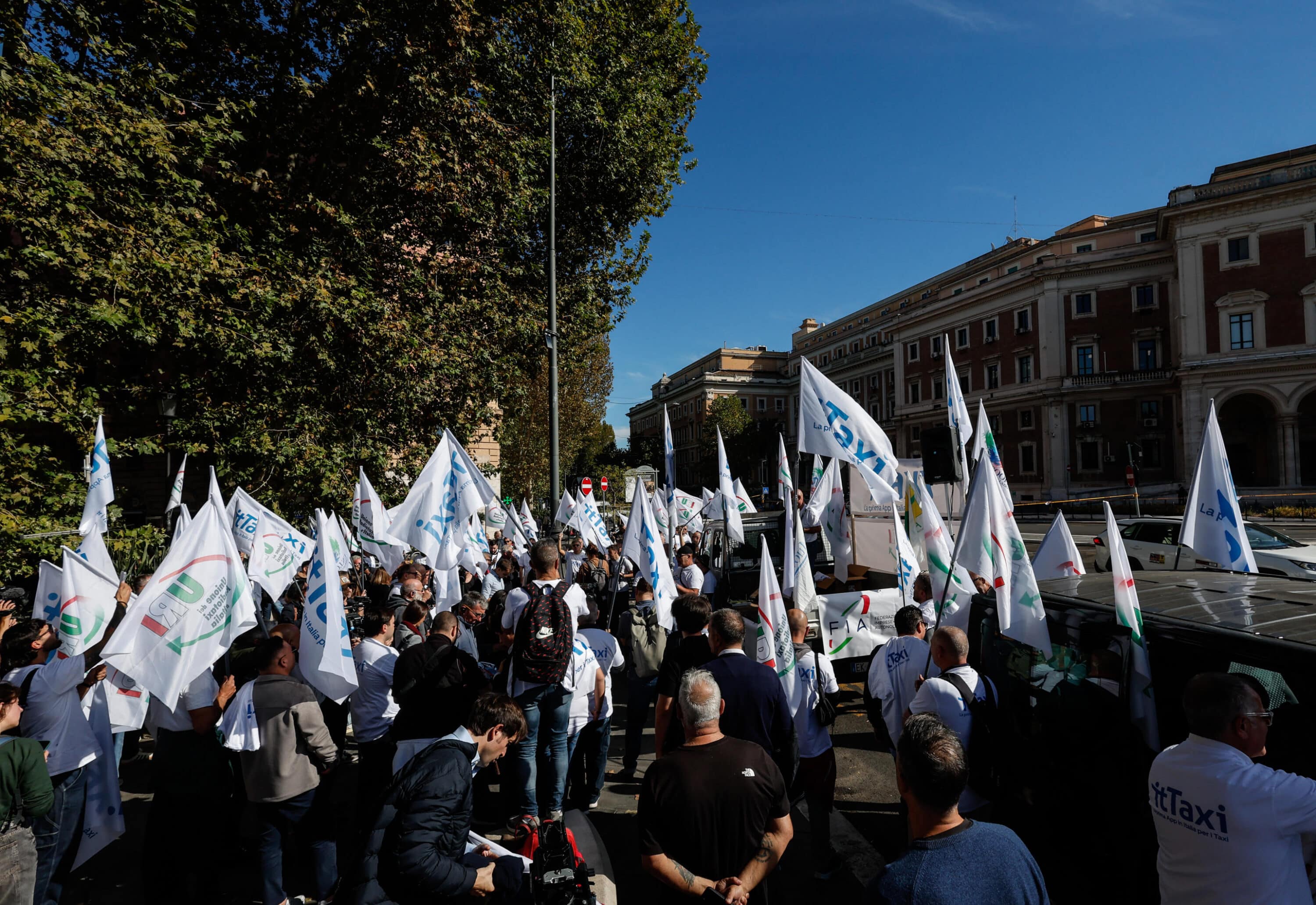 taxi e ncc salvini fa il miracolo per la prima volta uniti contro il governo da Lanotiziagiornale.it taxi e ncc salvini fa il miracolo per la prima volta uniti contro il governo