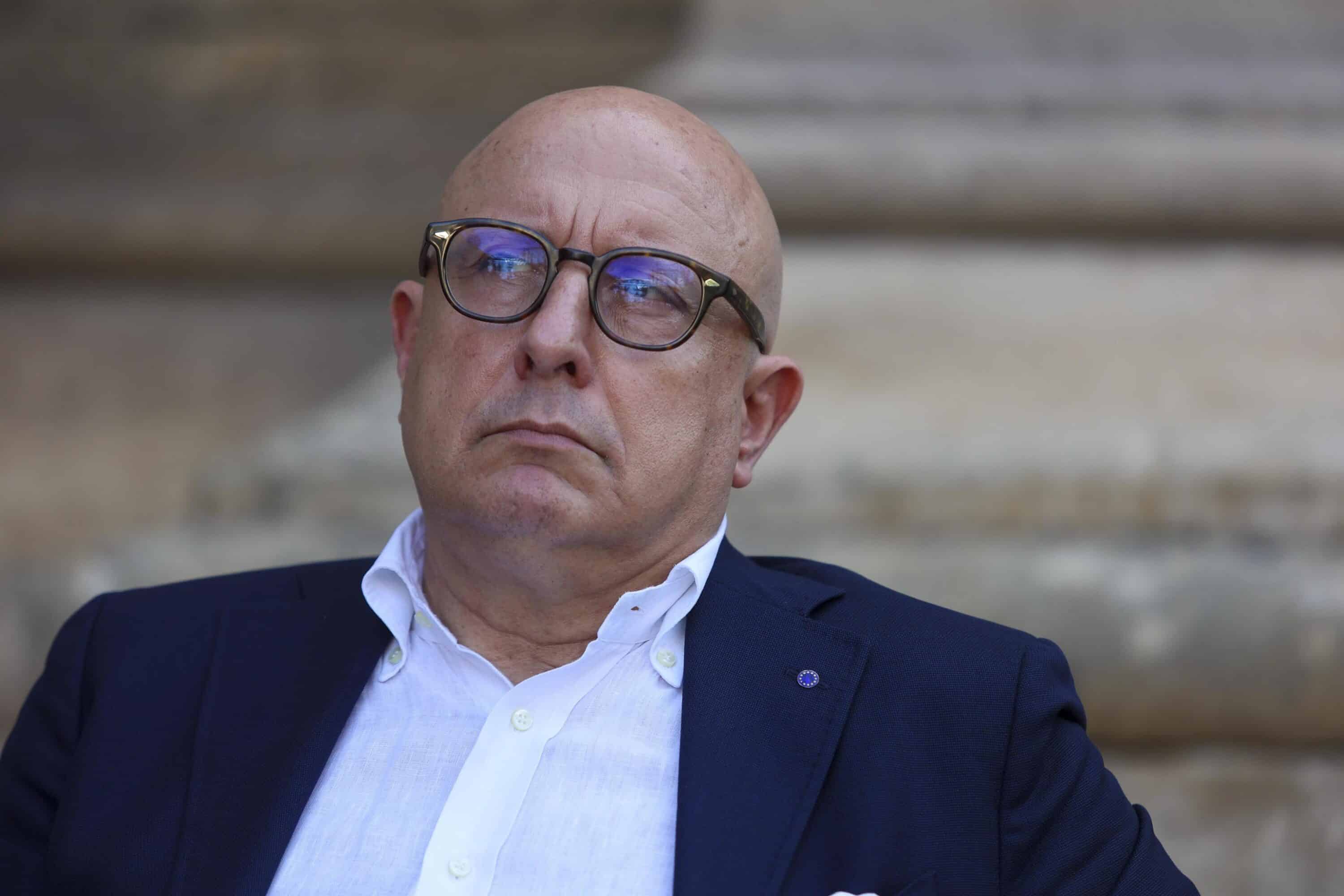 armao i video del presunto scambio di denaro in auto e l8217involucro nell8217orologio a pendolo intanto oggi alla consulta esamina il conflitto di attribuzione sollevato dalla camera per scudare la moglie giusy bartolozzi nel caso almasri da Lanotiziagiornale.it armao i video del presunto scambio di denaro in auto e l8217involucro nell8217orologio a pendolo intanto oggi alla consulta esamina il conflitto di attribuzione sollevato dalla camera per scudare la moglie giusy bartolozzi nel caso almasri