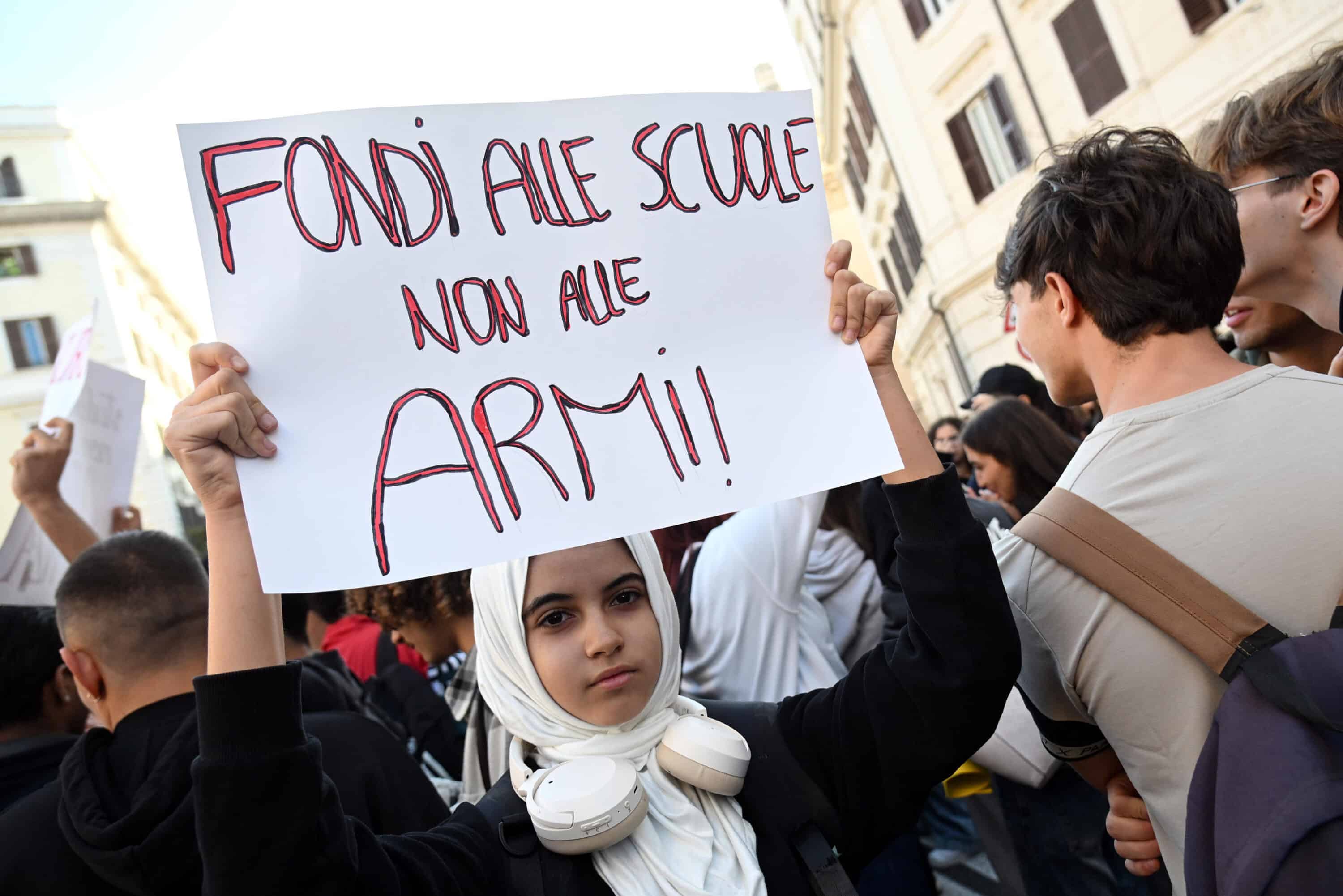 no meloni day gli studenti invadono le piazze mentre i tir bloccano il sud ma dal governo l8217unica risposta 232 la condanna da Lanotiziagiornale.it no meloni day gli studenti invadono le piazze mentre i tir bloccano il sud ma dal governo l8217unica risposta 232 la condanna