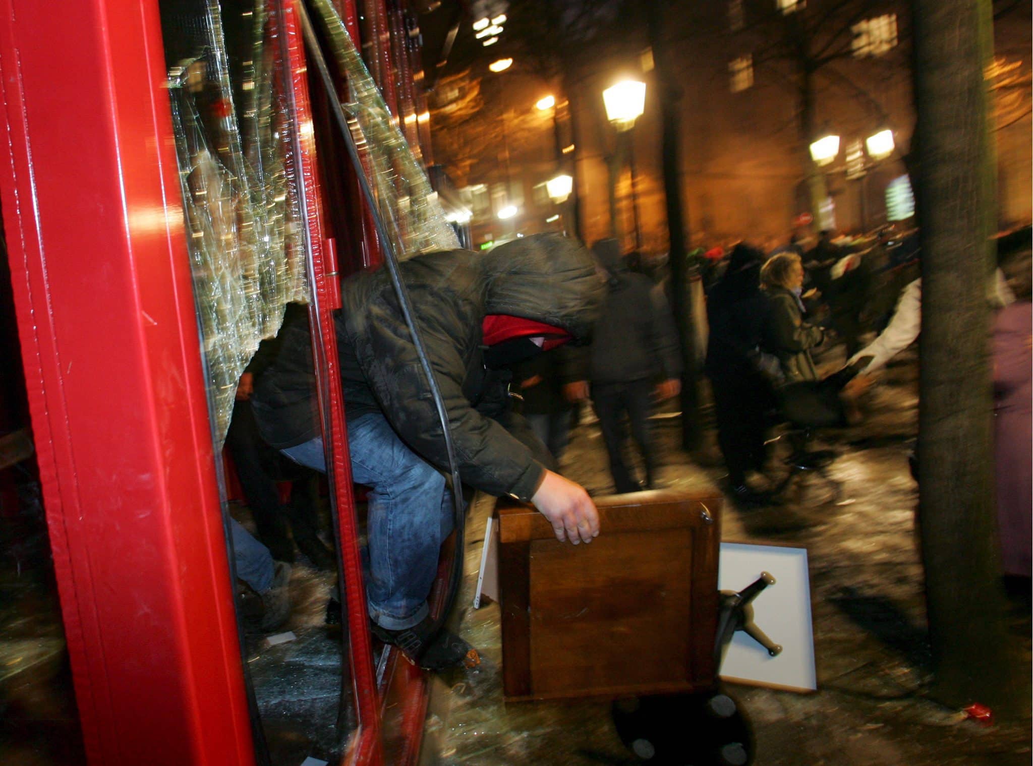 francia in fiamme scatta il coprifuoco nelle citt224 i gilet gialli sabato si torna in piazza scontri anche a bruxelles e tirana da Lanotiziagiornale.it francia in fiamme scatta il coprifuoco nelle citt224 i gilet gialli sabato si torna in piazza scontri anche a bruxelles e tirana